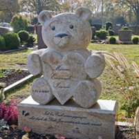 Dieser moderne Grabstein hat die Form eines Bären