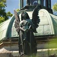 Grabfigur Engel am Mausoleumsportal
